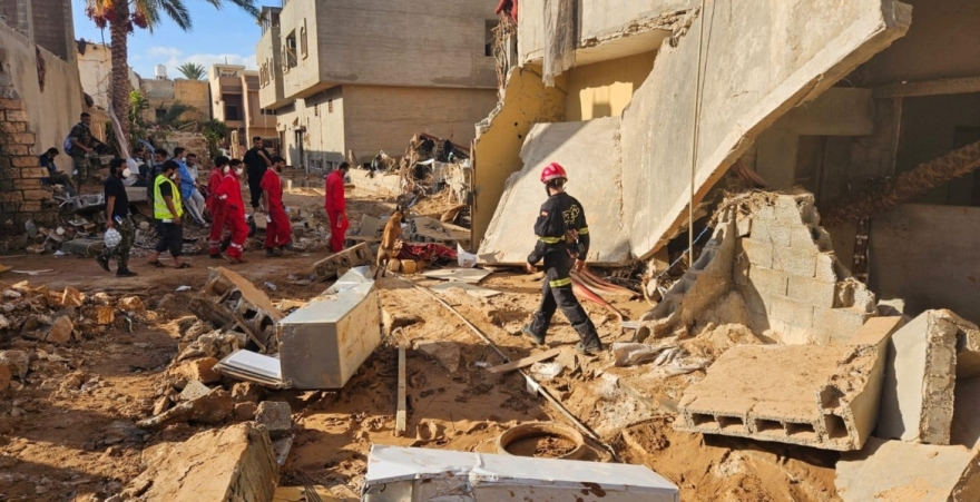 فيضانات ليبيا.. المساعدات الدولية بدات كتوصل لدرنة المنكوبة وأمل العثور على ناجين غادي وكينقص